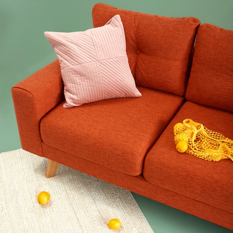 Roströd soffa, skandinavisk design